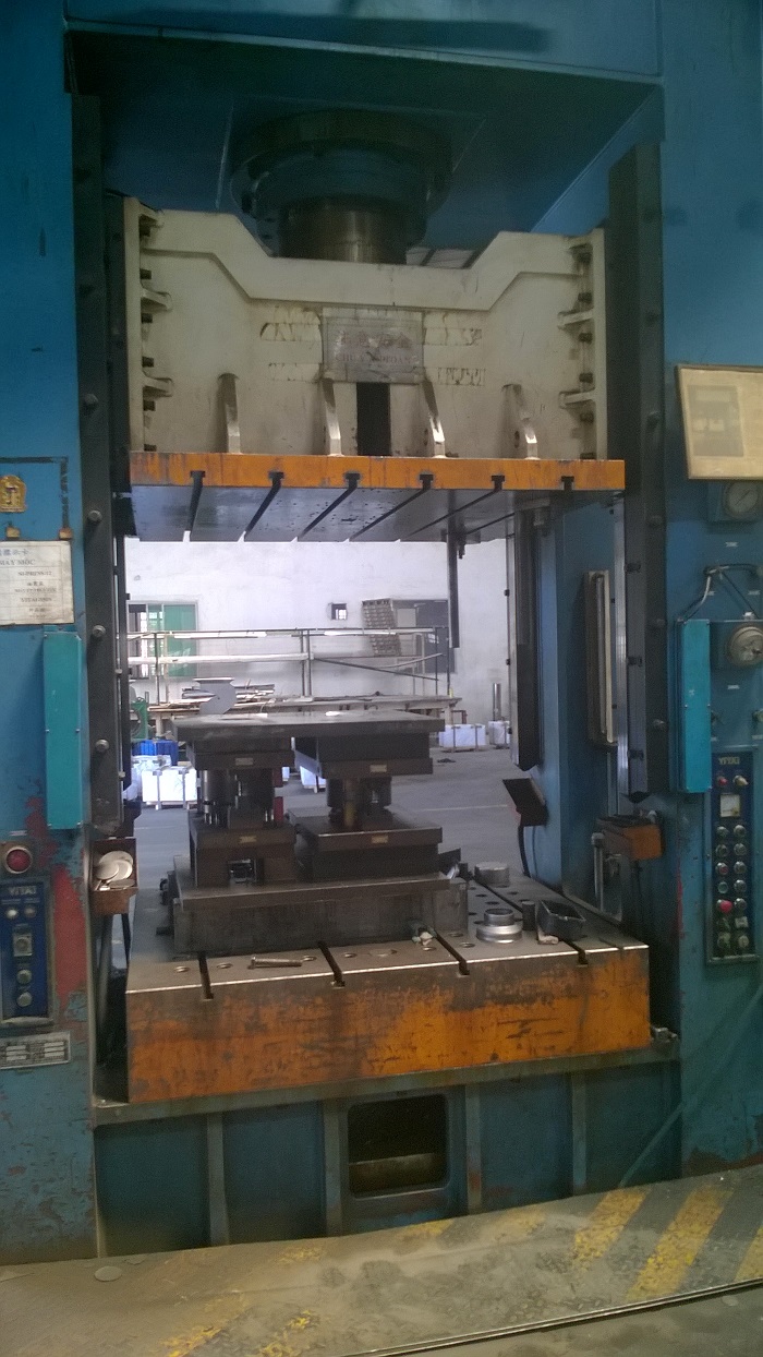 Máy ép 1200 tấn
